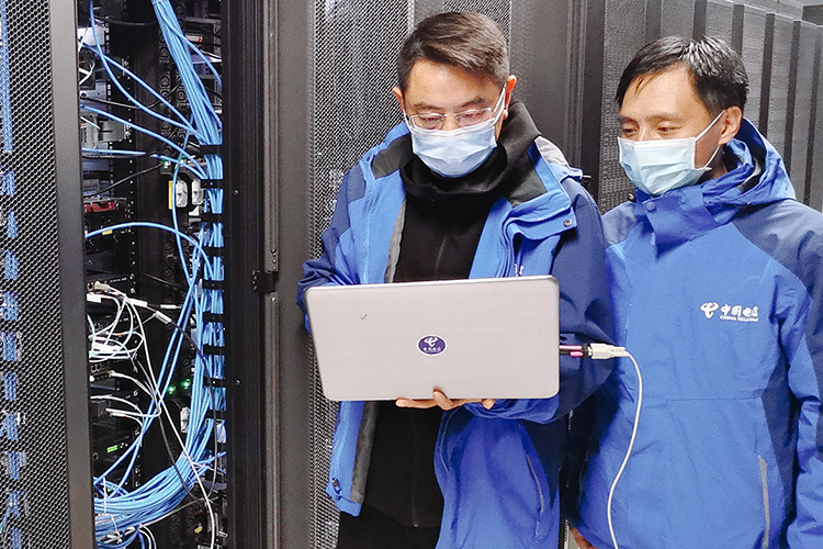 宗强在工作中（左一）。受访者供图